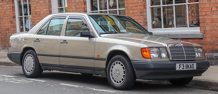 Mercedes-Benz E-Class thế hệ đầu tiên (1993 – 1995)
