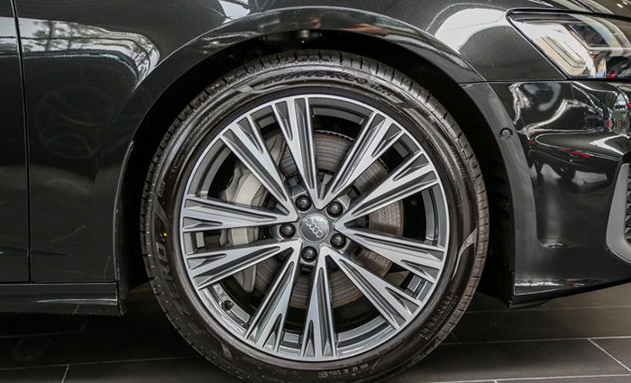 Mâm xe hợp kim 18 inch, được bọc trong bộ lốp 225/55 R18