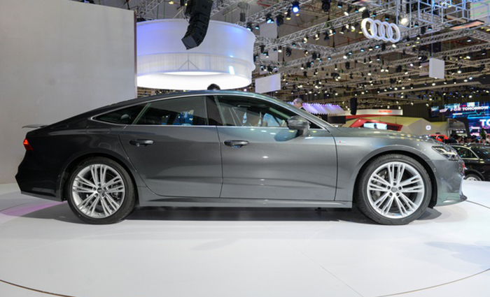Là một chiếc sportback nên Audi A7 có thiết kế mái xe vuốt xuôi về phía nắp cốp