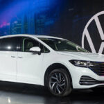 Góc trước Volkswagen Viloran Luxury
