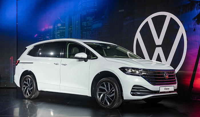 Góc trước Volkswagen Viloran Luxury