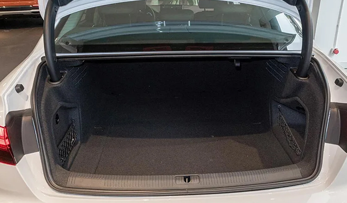 cốp xe audi a4 advanced plus