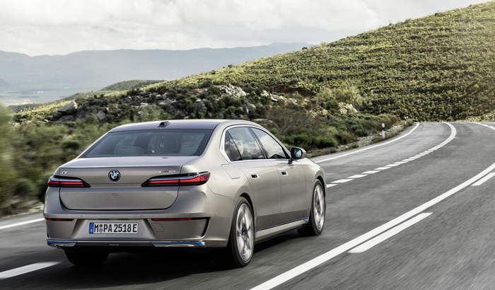 vận hành xe bmw i7 1