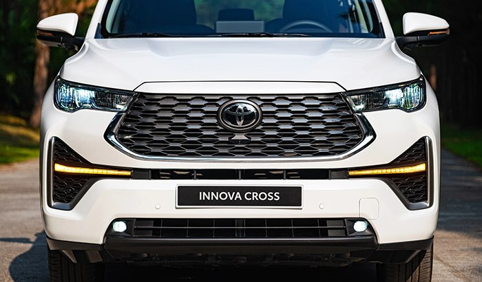 Toyota Innova Cross: Giá Xe Lăn Bánh & Đánh Giá