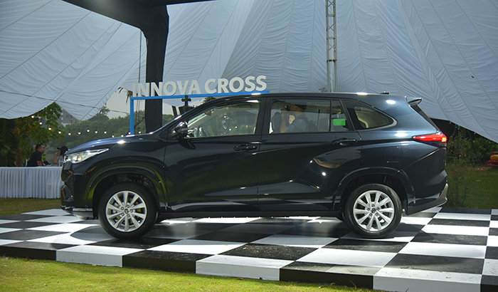 Thân xe Innova Cross V