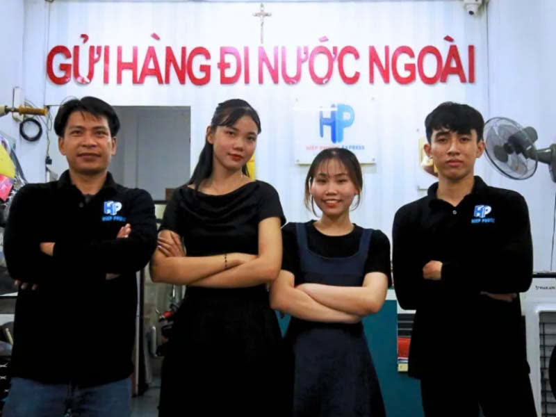 Nhân viên xử lý hàng hóa tại văn phòng